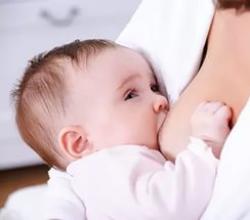 Почему ребенок потеет у маминой груди