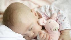 كم من الوقت يستغرق هز الطفل لينام بشكل سليم؟