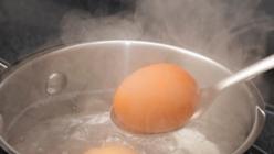 เป็นไปได้ไหมที่กินไข่ต้มหลังจากเป็นพิษ?
