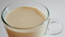 الحليب والخيار: سيء للهضم ومفيد للنبات - كيفية صنع التسميد من منتجات الألبان